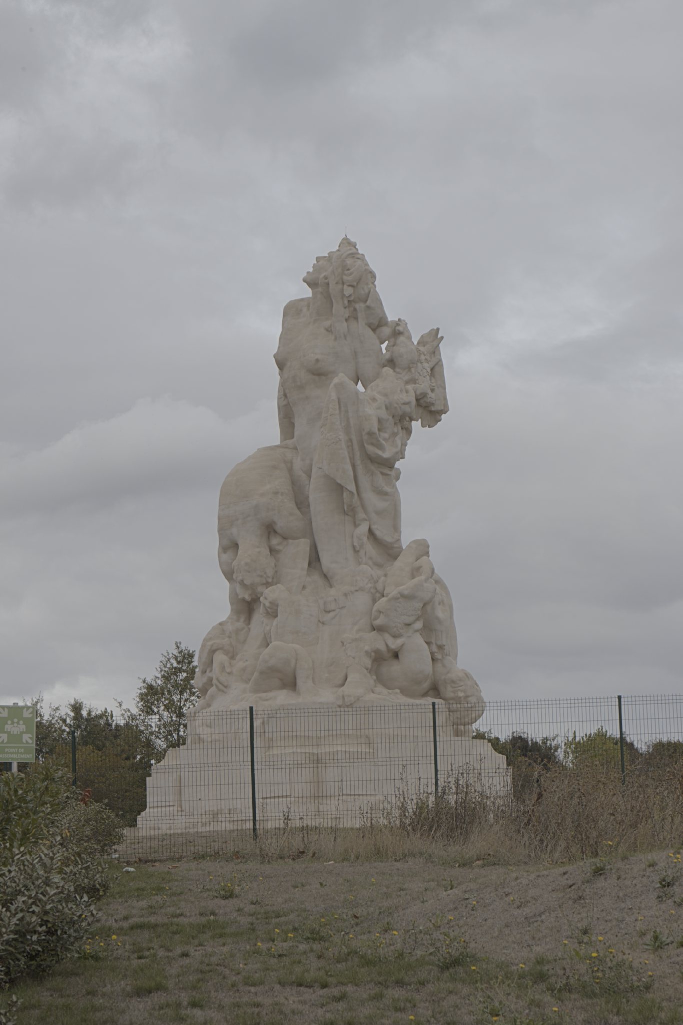 Monument américain de Meaux, la Liberté éplorée, sous un ciel gris