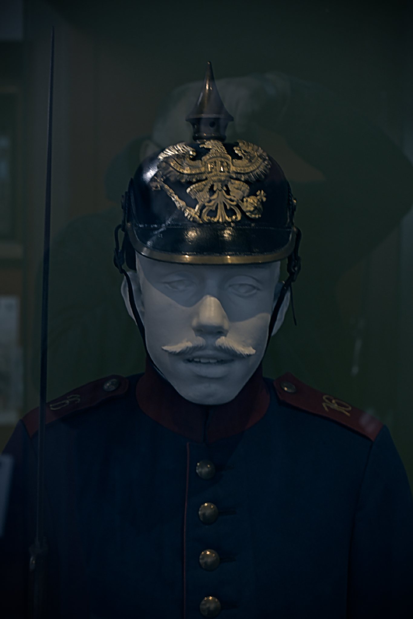 Mannequin de soldat allemand coiffé d'un casque à pointe