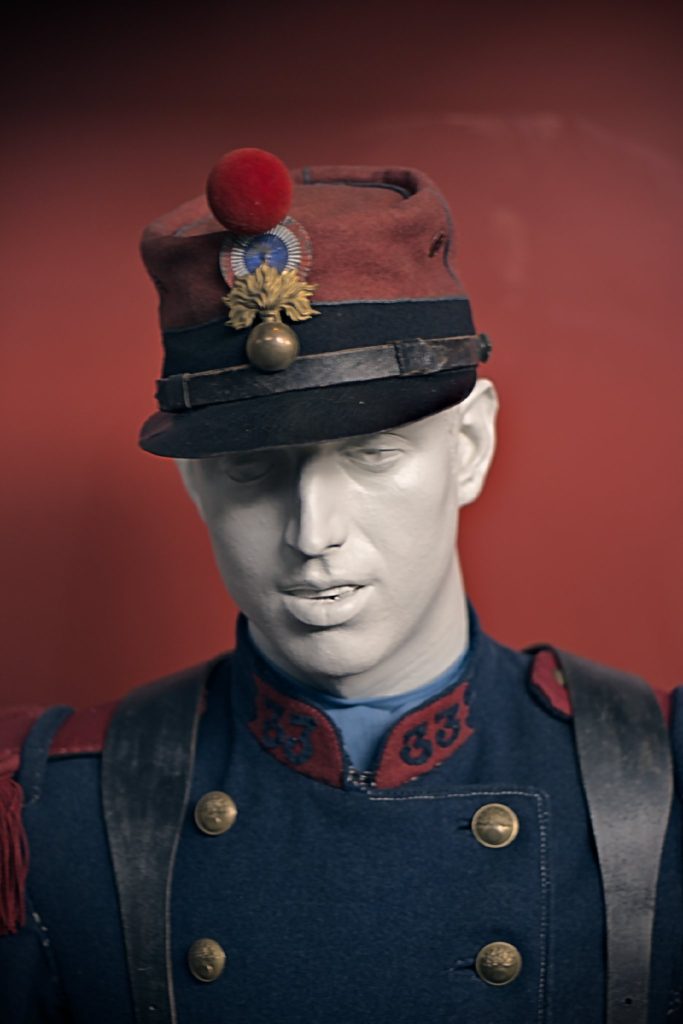 Mannequin en uniforme français de 1914, képi rouge et capote bleue