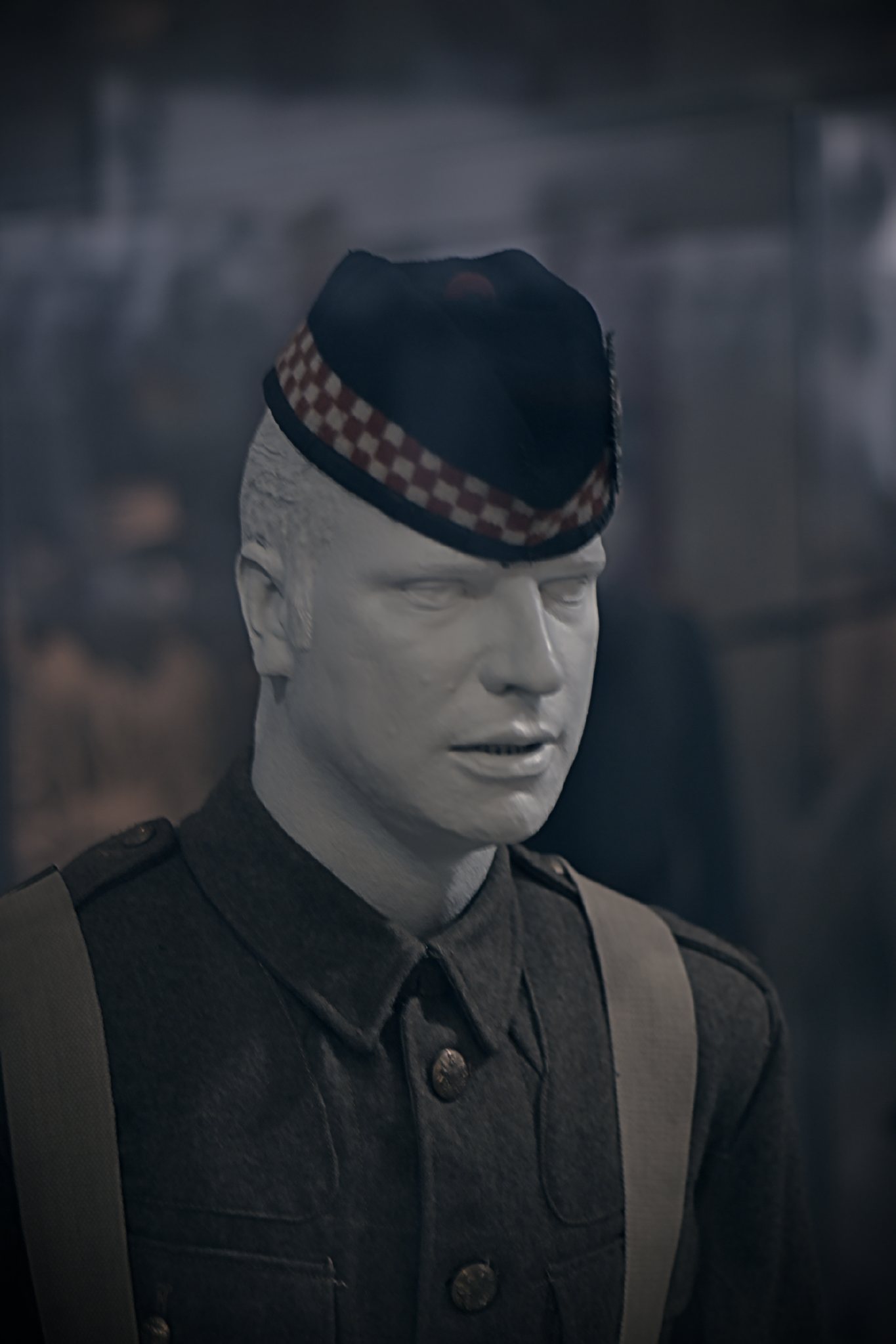 Mannequin de soldat écossais coiffé d'un glengarry