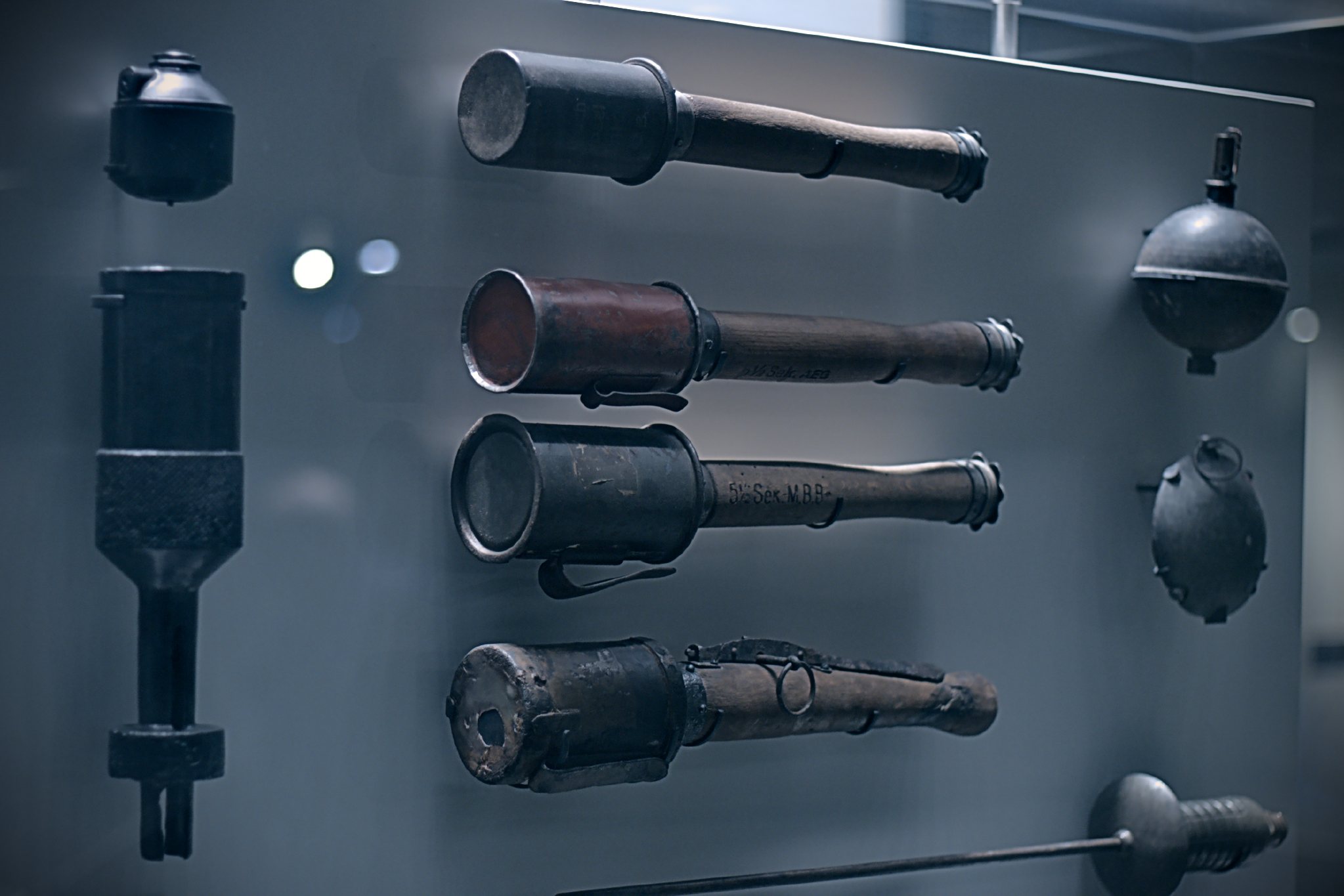 Grenades à main de différents modèles en vitrine