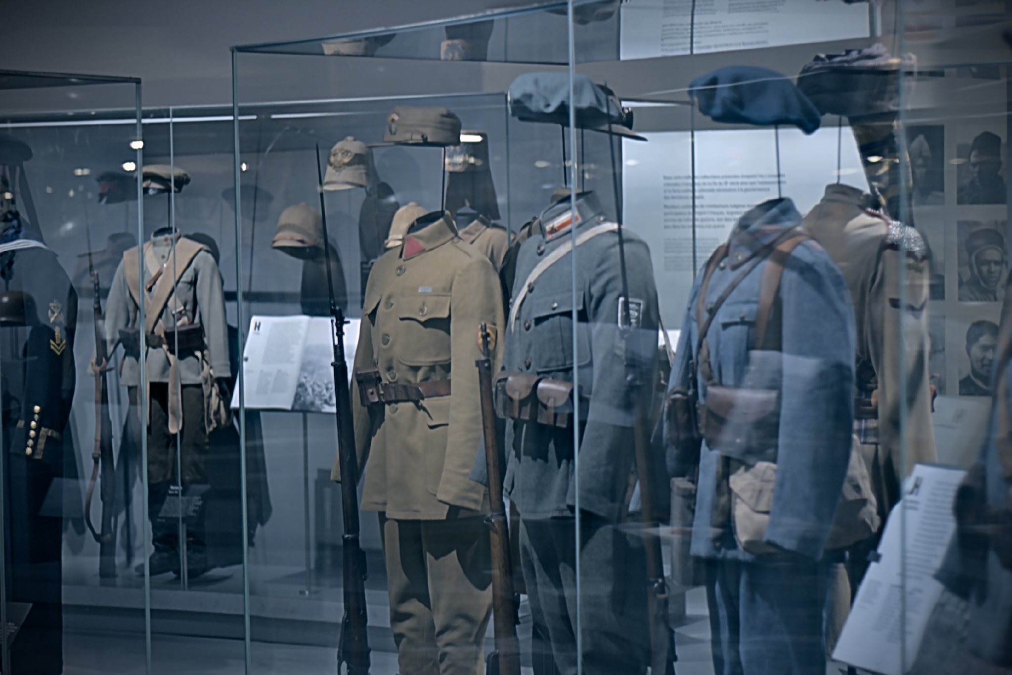 Vitrines d'uniformes de soldats coloniaux et alliés