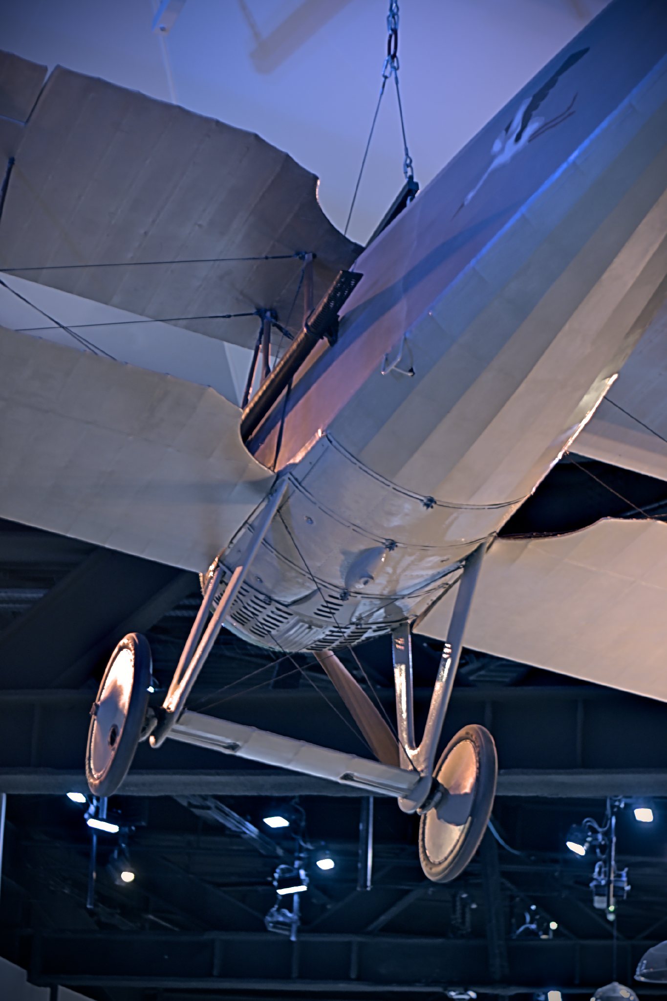 Avion de la Grande Guerre suspendu dans le hall du musée